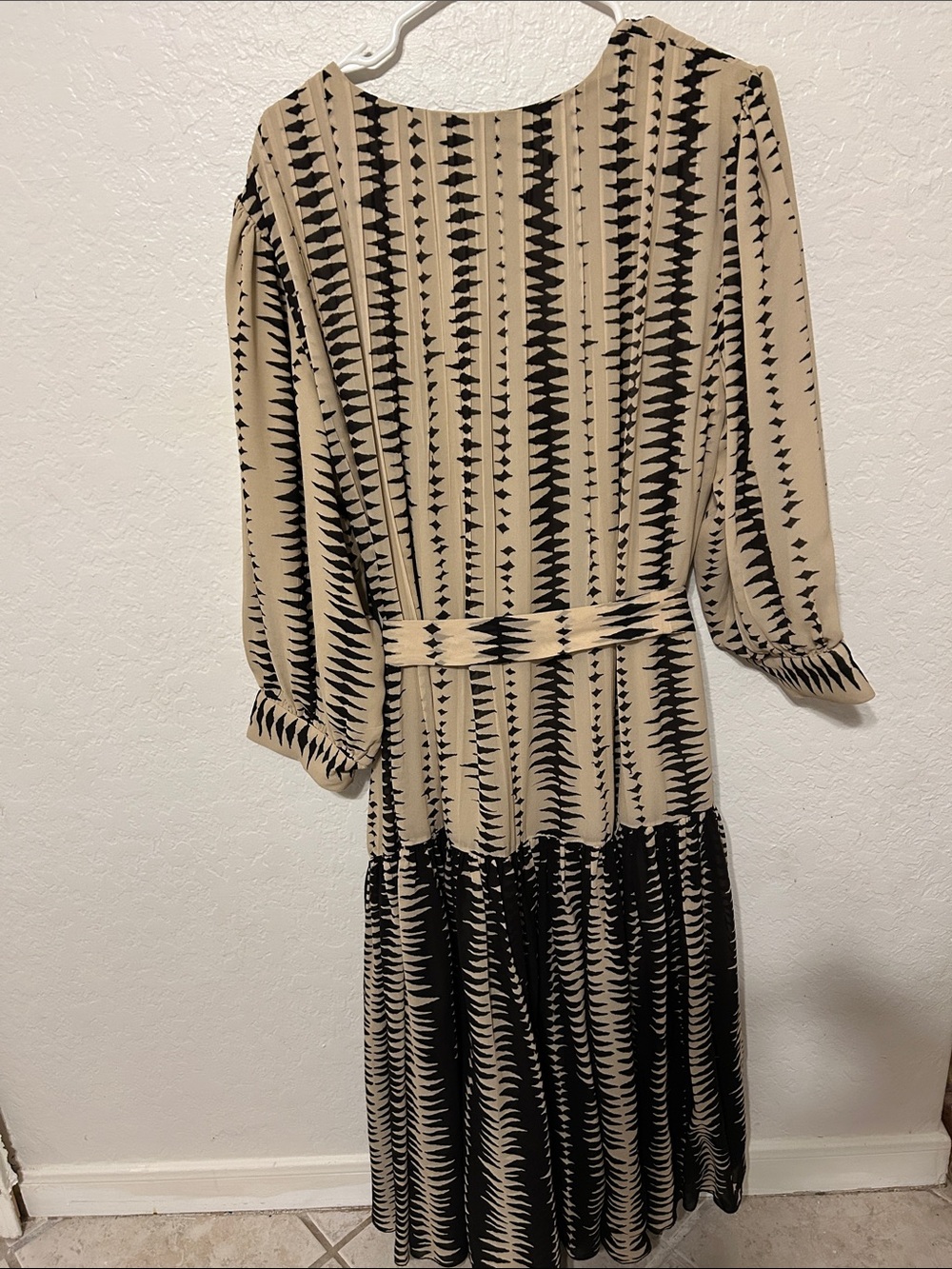 🎀KOAI Beige&Black Long-Sleeve Patterned Midi Dress with Waist Tie size 22 NEW - Picture 10 of 15